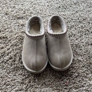 UGG Women's Gray Slip-On Slippers With Light Pink